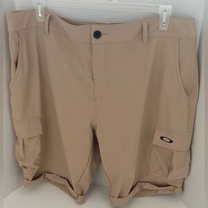 Oakley Men's Regular Fit Beige/Khaki Cargo Cuff Shorts
RN 96548 US/EU 40 JPN 42